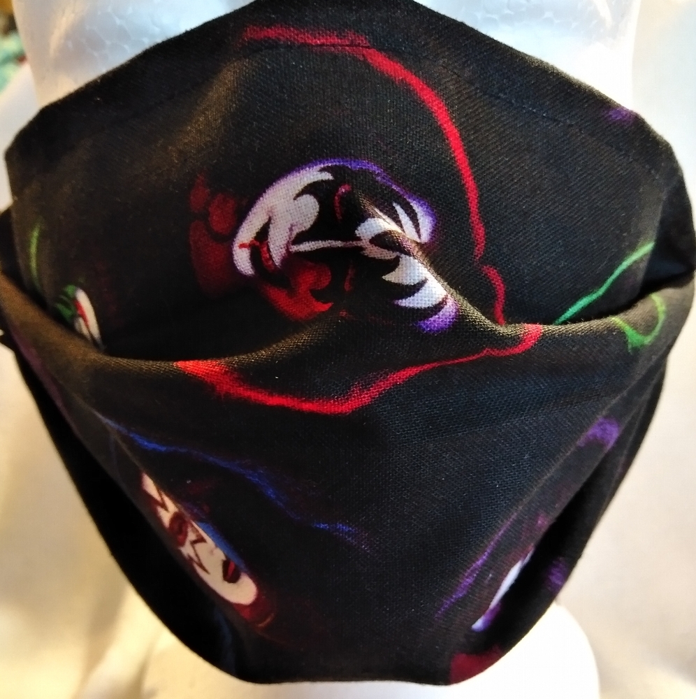 Kiss face mask with filter pocket